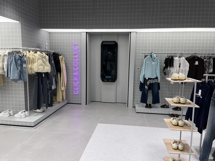 Nezapomíná se na online nakupující, kteří mohou svou objednávku vyzvednout pomocí výdejního automatu.