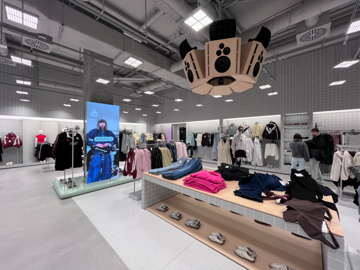 -1 podlaží uvítá zákazníky výrazným světlem a hudbou linoucí se z kvalitních reprobeden.