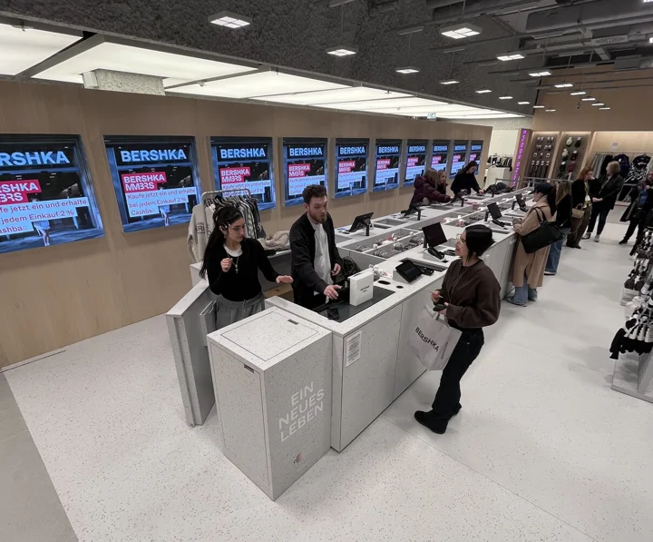 Pokladní zóna je samoobslužná a využívá RFID technologie podobně jako Decathlon. Samozřejmě je tu přítomná i obsluha, která ráda poradí či namarkuje nákup. Řada unifikovaných digitálních obrazovek působí moderně a přitom nevytváří vizuální smog.