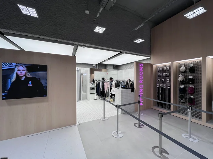 Prostor zkušebních kabin je celý světlý a shora nasvícený disperzním osvětlením. Mladí zákazníci si tak mohou kvalitně nafotit své nové módní doplňky a sdílet s kamarády.