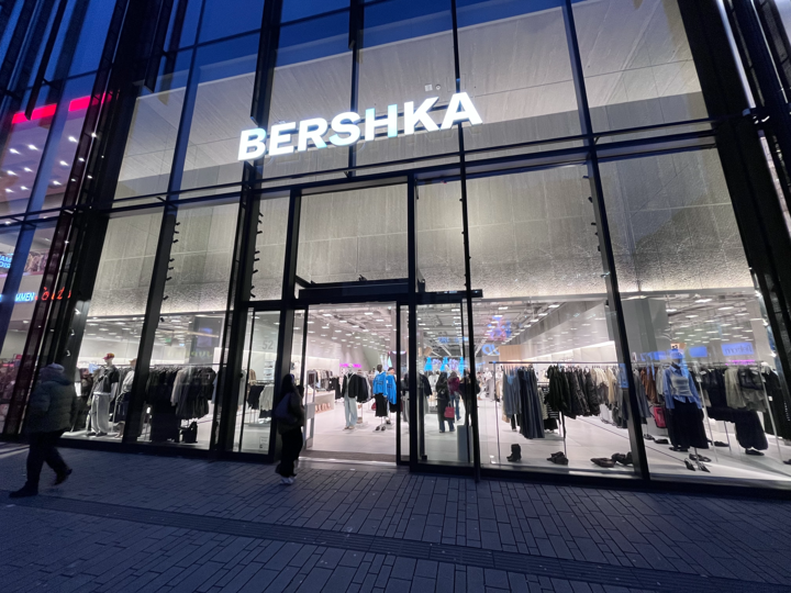 Jednoduchý exteriér s jasným označením a čistou výlohou zve zákazníky do ráje fast-fashion.