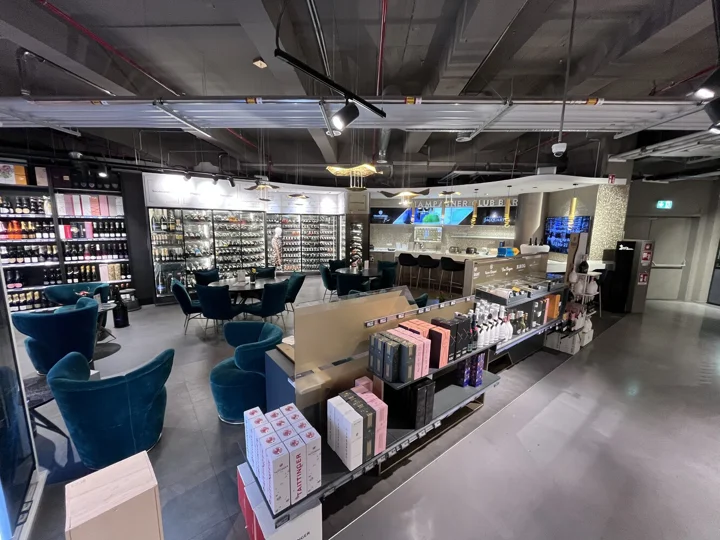 Nebo si přímo v obchodě můžete vychutnat šampaňské či vybraná vína z místní vinotéky.