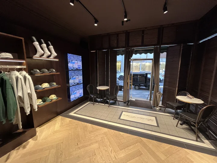 Interiér nabízí příjemný mix moderního a tradičního designu. Posezení u kávy je samozřejmostí.