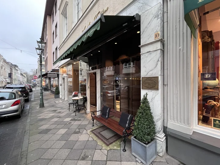 Obchůdek se nachází v klidné ulici a vybízí kolemjdoucí k posezení.