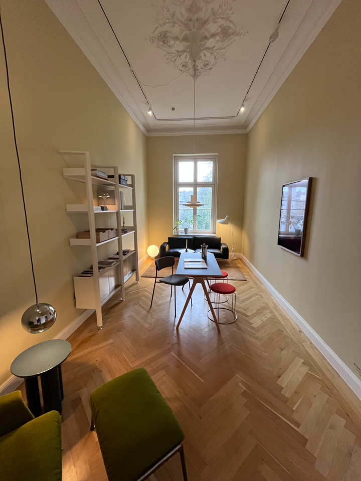 Ve třetím patře showroomu se nalézá nabídka vybavení do kaváren či restaurací.