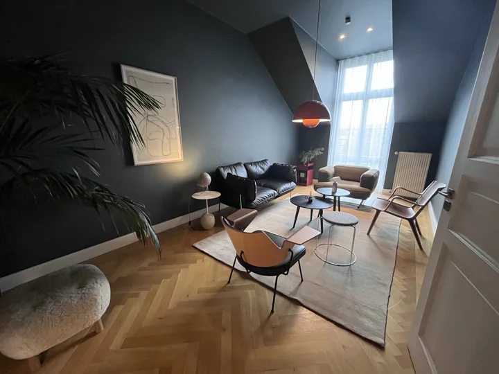 Interiér krásně kombinoval moderní designové zařízení s těmi z minulého století.